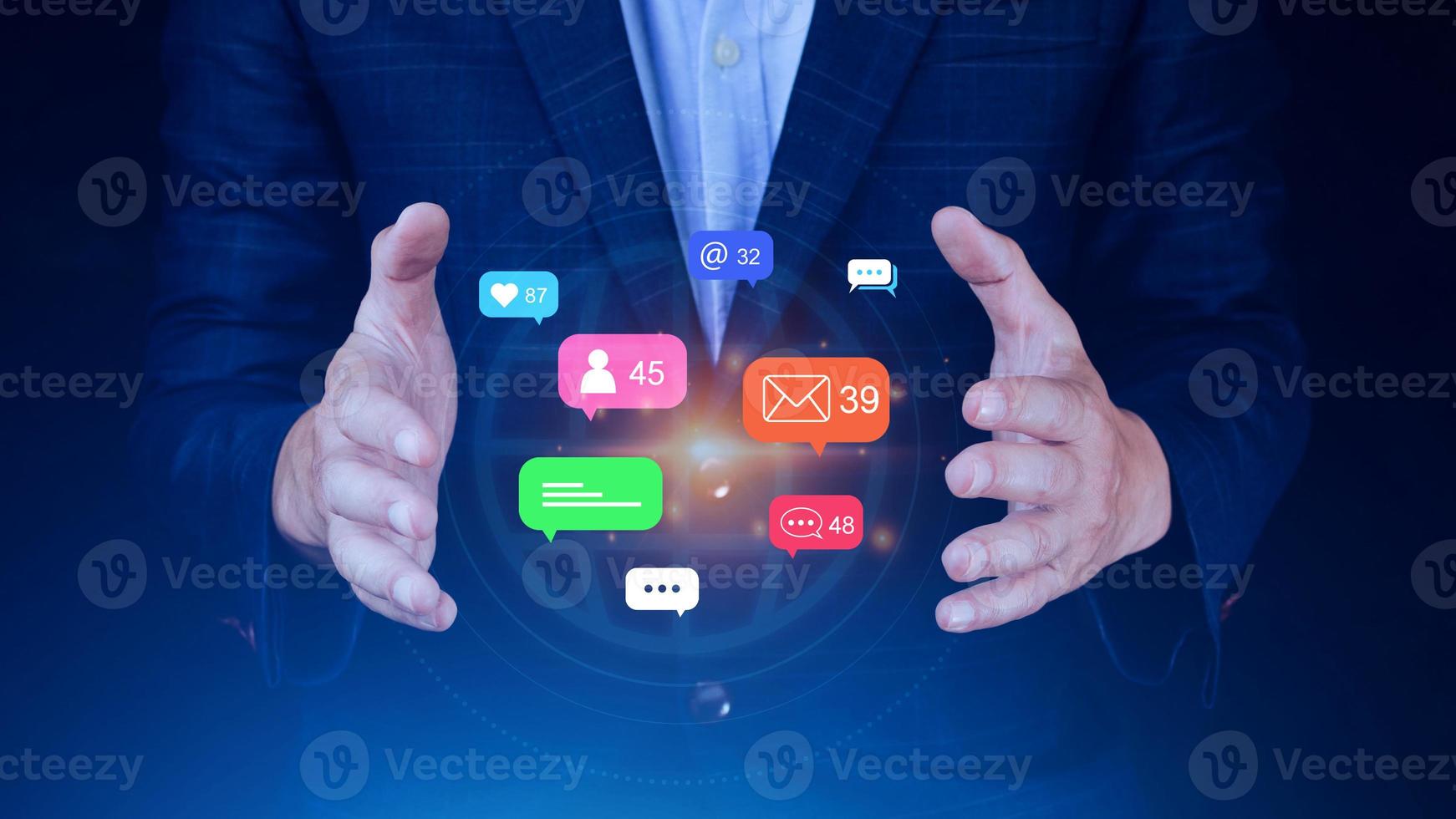 personas utilizando social medios de comunicación y digital en línea márketing conceptos con íconos tal como notificaciones, mensajes, comentarios en el pantalla. foto