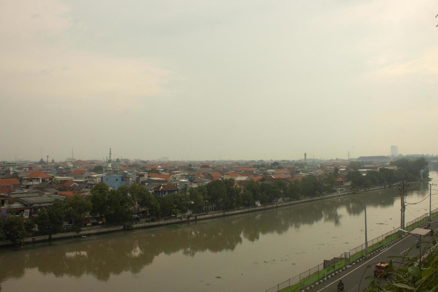 A row of houses on the banks of the Wonokromo River. Feels very congested. photo