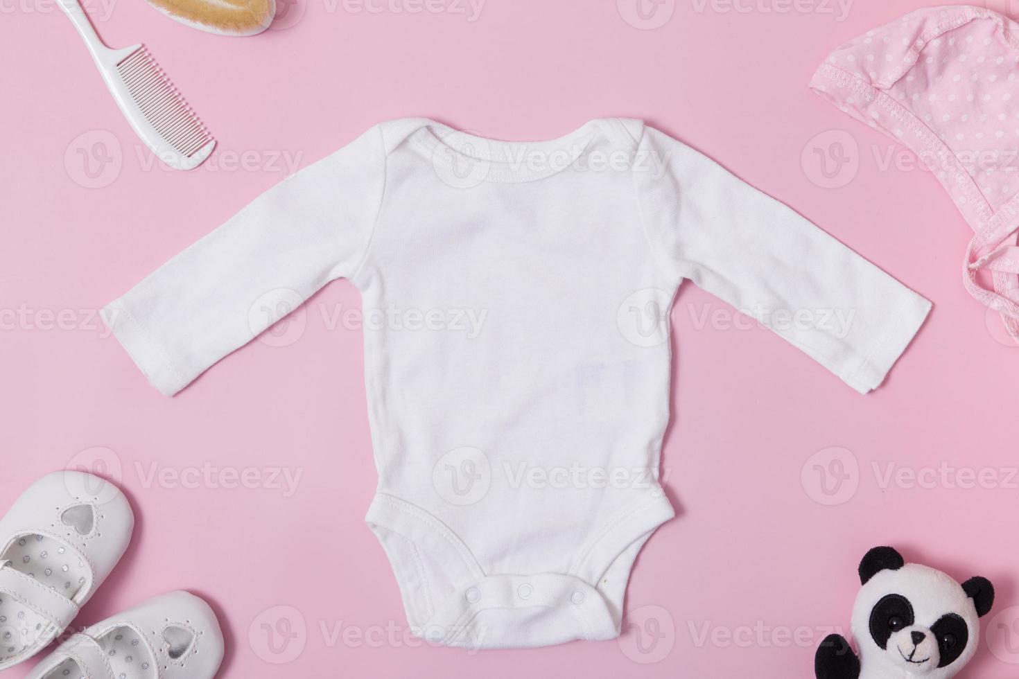 para niños ropa parte superior vista, blanco bebé traje Bosquejo en un rosado antecedentes. tu texto o logo sitio foto