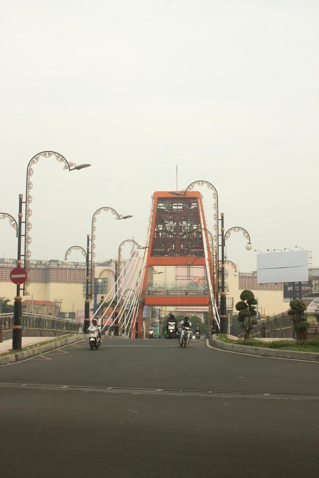 jembatan aserrar es uno de el popular puentes en surabaya. esta puente conecta el fachada la carretera en el Oeste lado de jalan raya wonokromo con jalan gunungsari foto