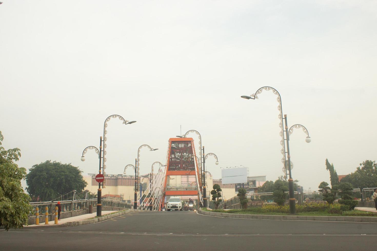 Jembatan Sawunggaling is one of the popular bridges in Surabaya. This bridge connects the frontage road on the west side of Jalan Raya Wonokromo with Jalan Gunungsari photo