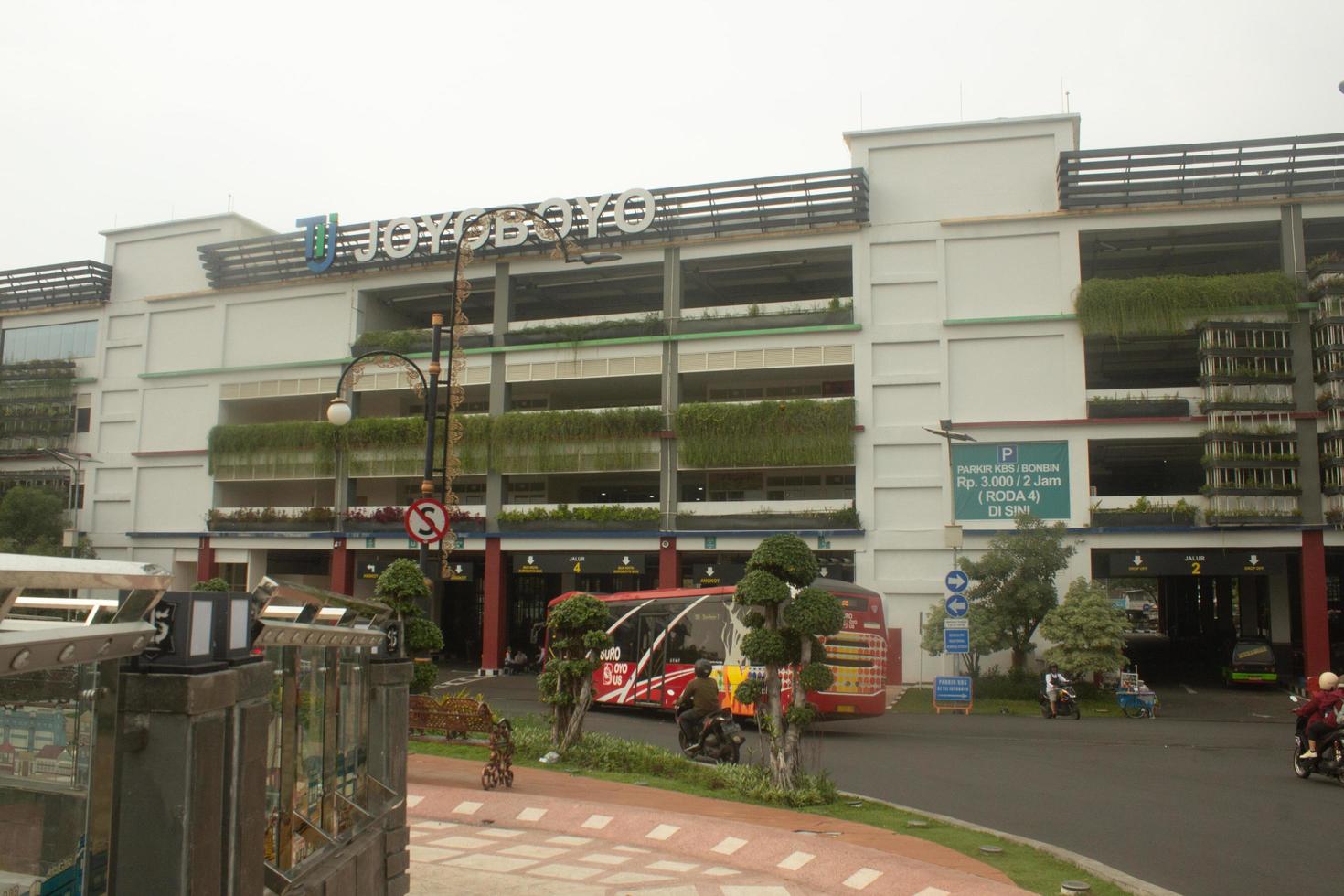 Suroboyo Bus enter the Terminal Intermoda Joyoboyo as the next stop photo