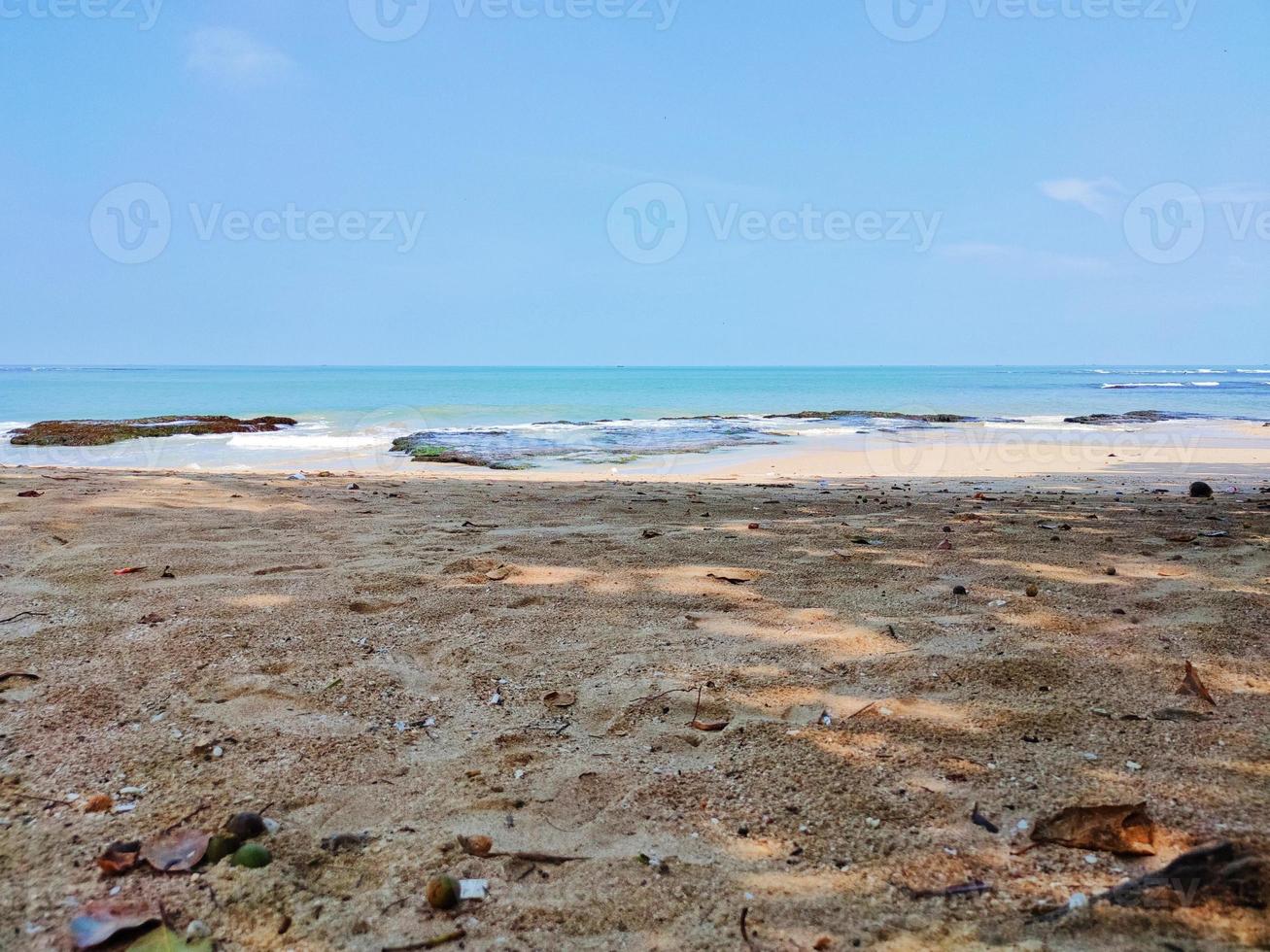 foto de natural paisaje desde el playa, durante el día a cualquiera playa