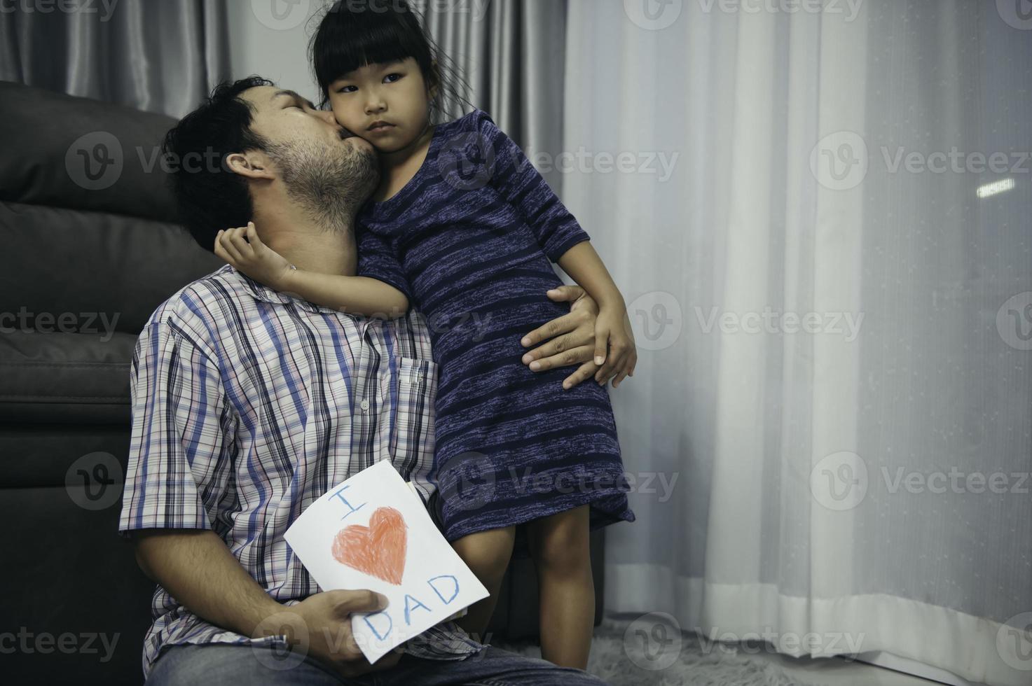 padre día concepto, asiático joven hermoso padre y hija permanecer a hogar juntos foto