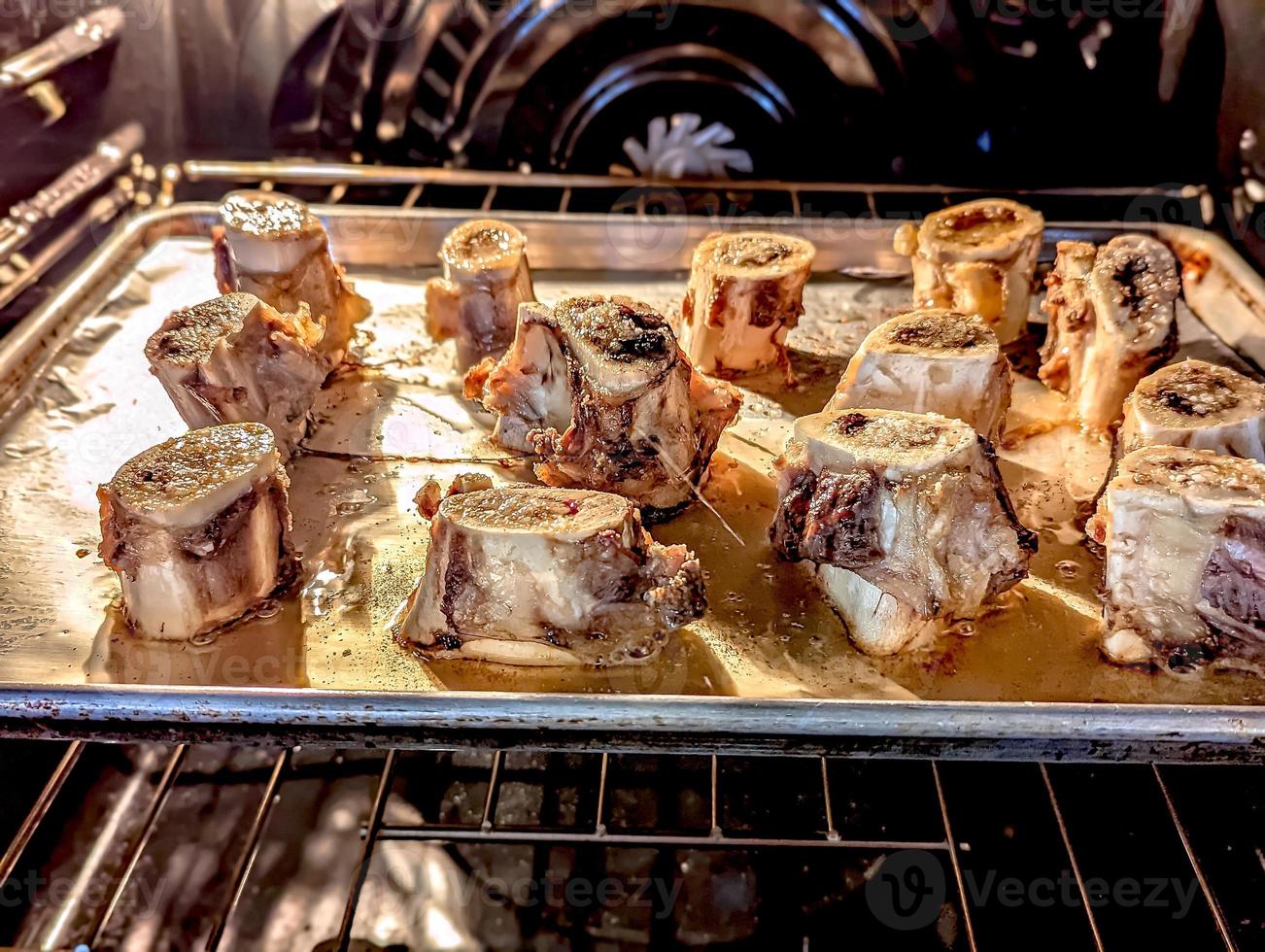 carne de vaca hueso médula piezas en el horno en un bandeja Listo para un comida foto