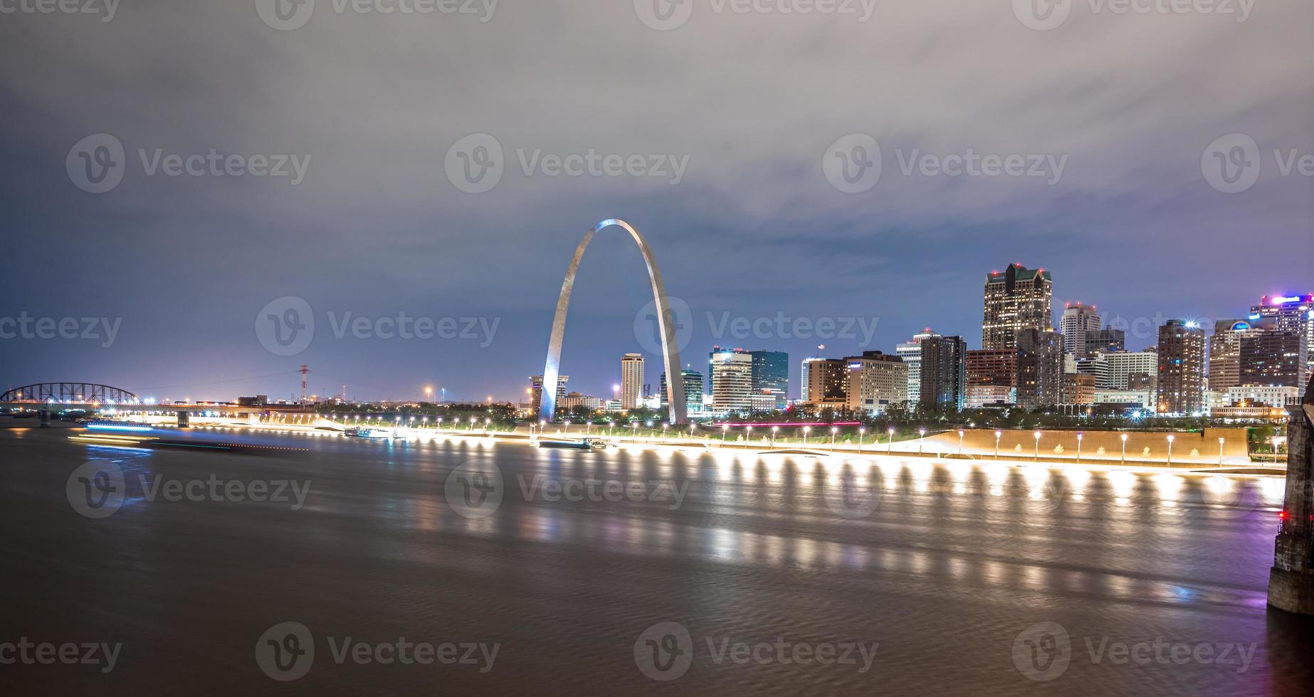 ciudad de S t. Luis horizonte. imagen de S t. Luis céntrico con portón foto