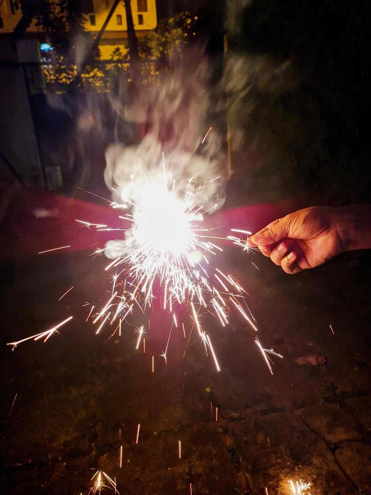 fuegos artificiales en la noche foto