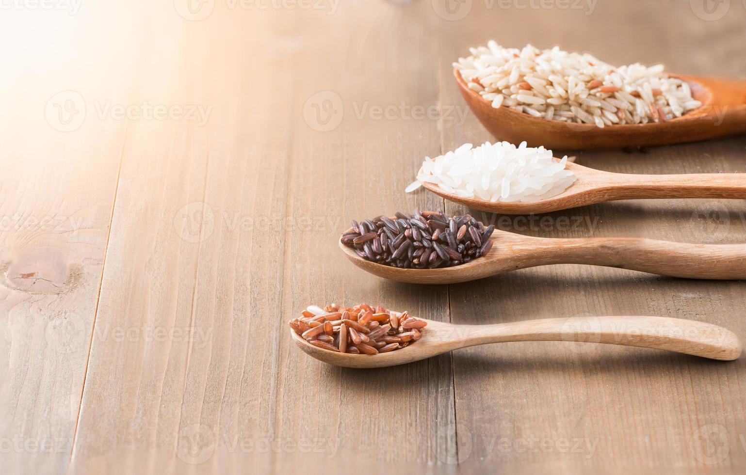 arándano marrón arroz jazmín arroz en madera cuchara foto