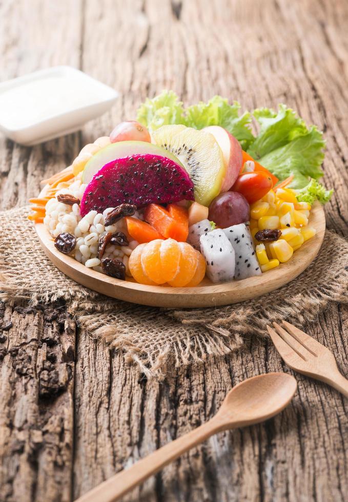 mezcla frutas ensalada en madera plato y madera antecedentes foto