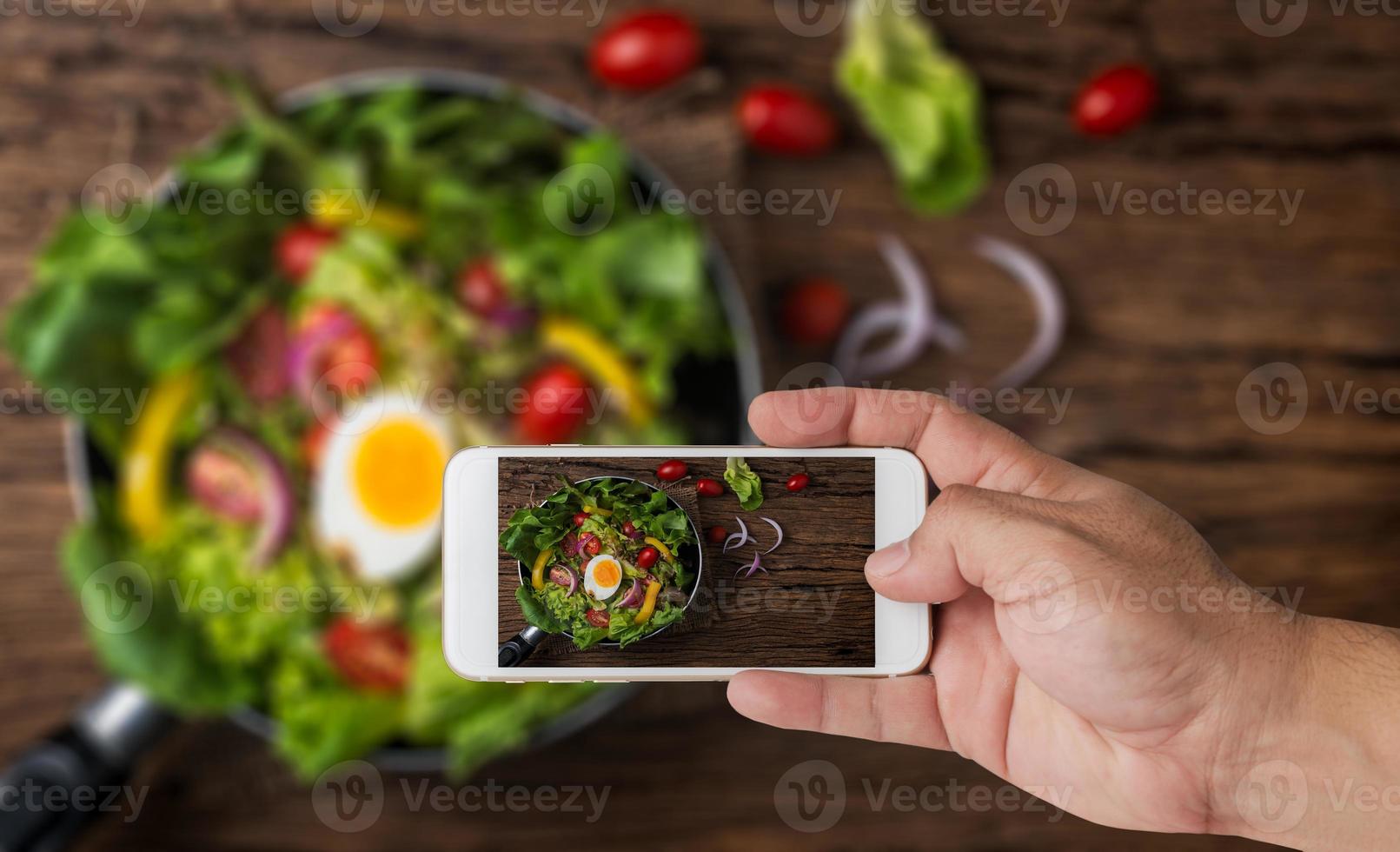 tomar foto Fresco vegetal ensalada por móvil teléfono