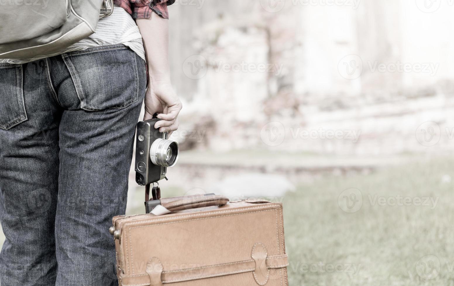 hipster mujer participación Clásico cámara a histórico templo foto