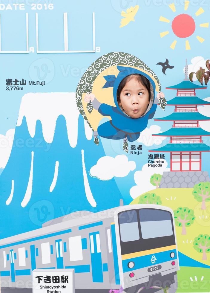 linda niña tomar foto con publicidad tableros a kawaguchiko estación