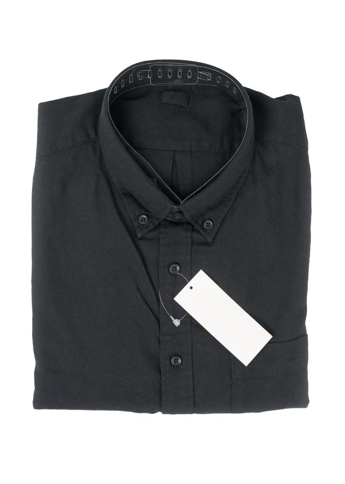 negro camisa con blanco precio etiqueta aislado foto