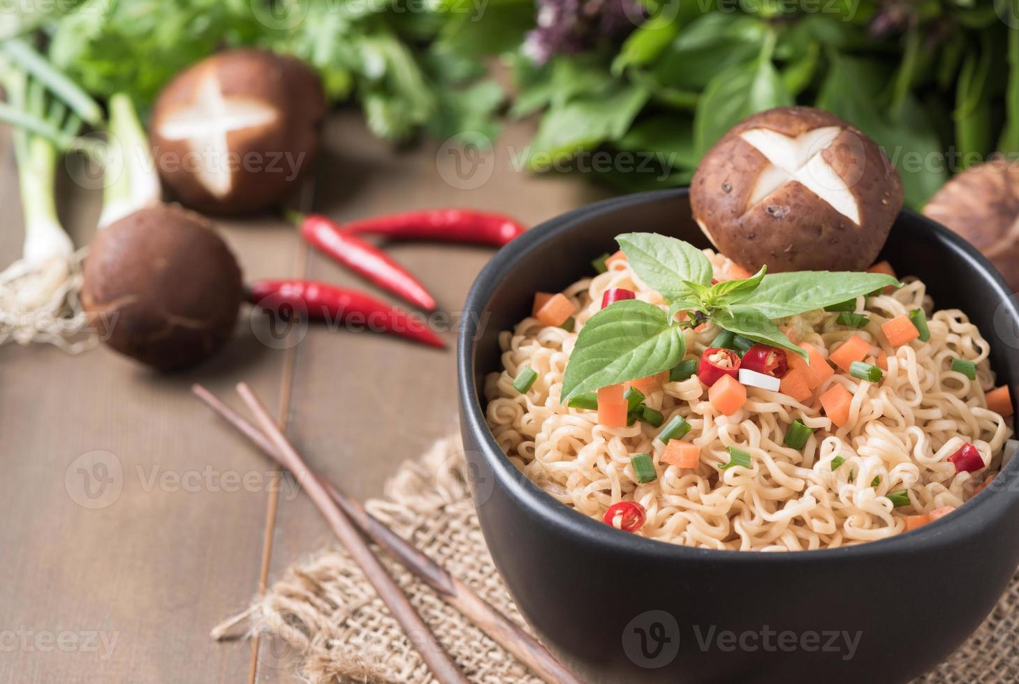 instante fideos con Fresco vegetales. foto