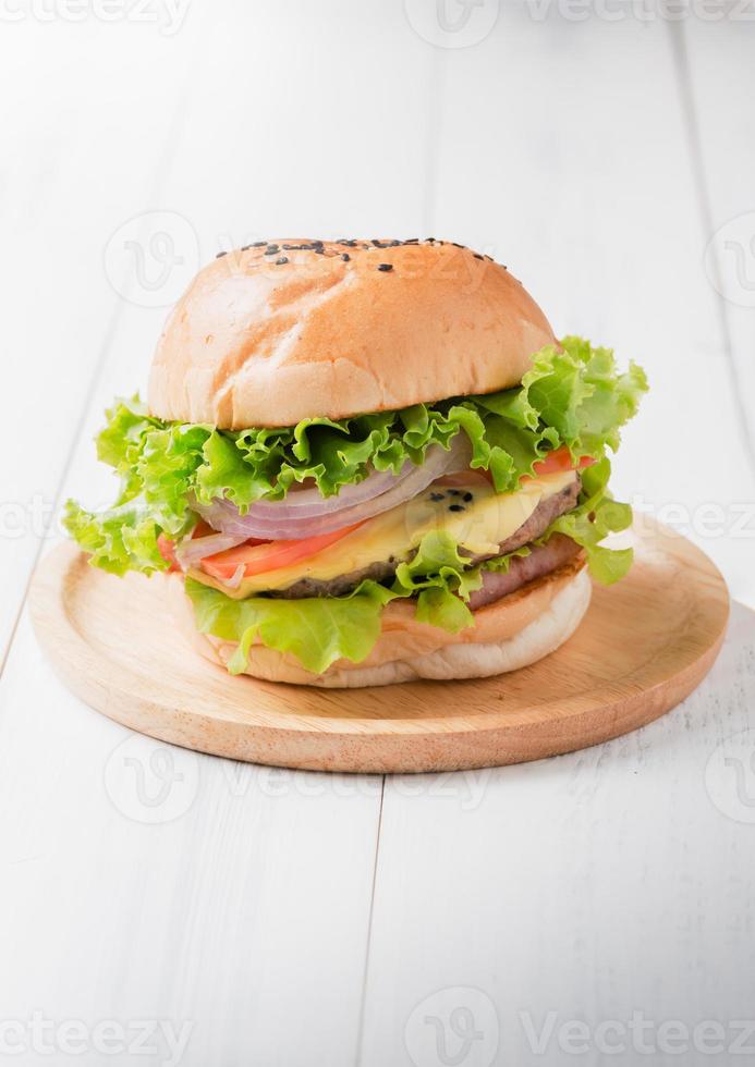 delicioso hamburguesa en madera palte y madera antecedentes foto