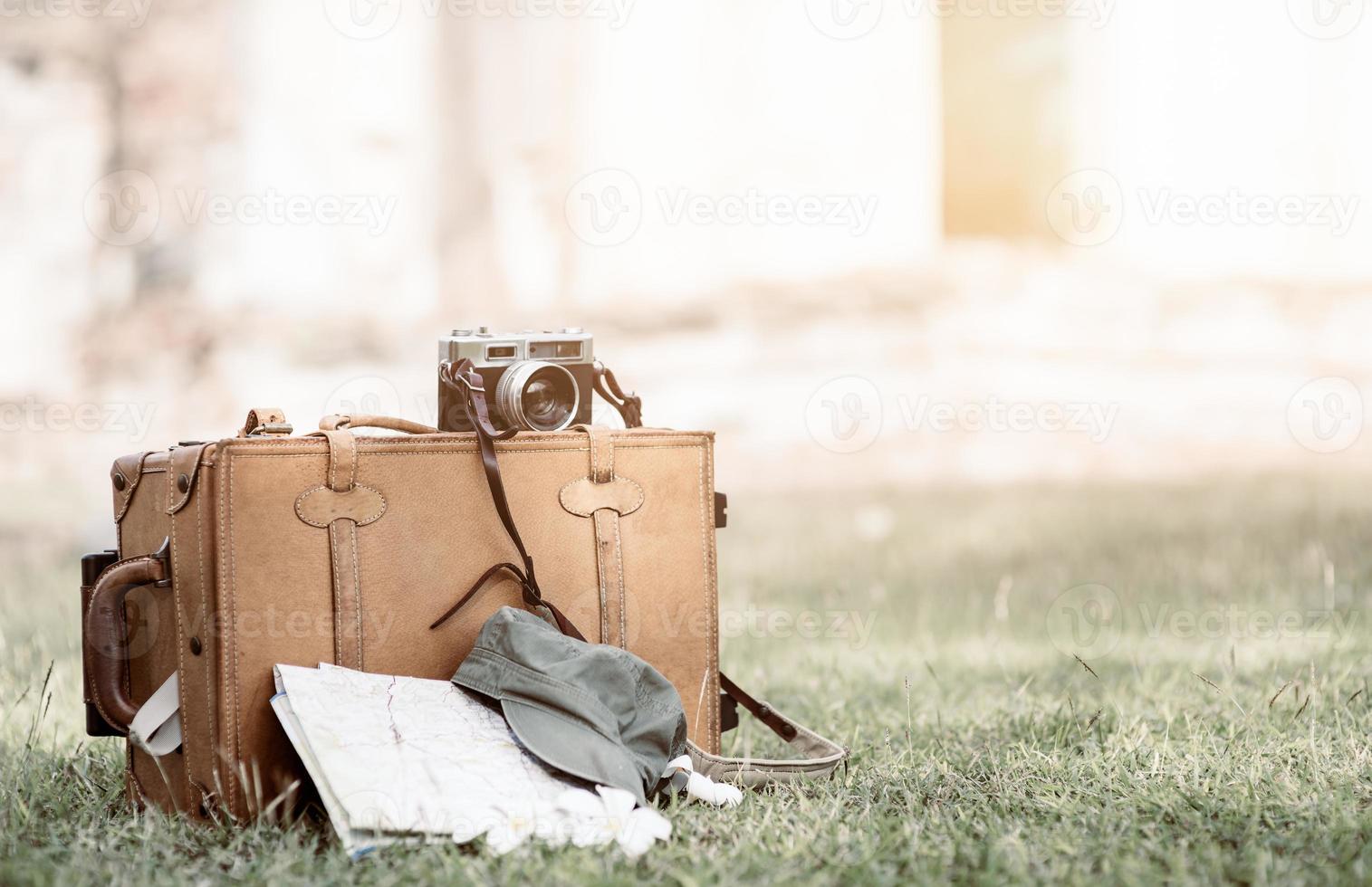 Clásico bolso y equipo viajero en césped foto