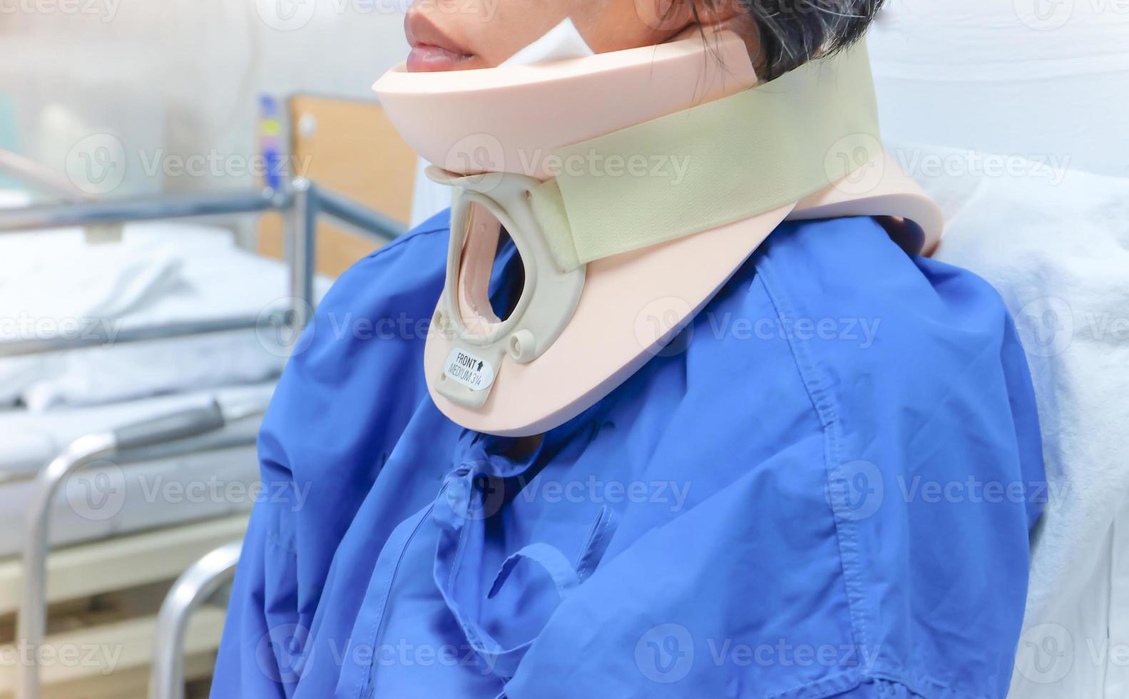 la mujer tiene una lesión en el cuello, lleva un collarín cervical, al ingreso en el hospital. foto