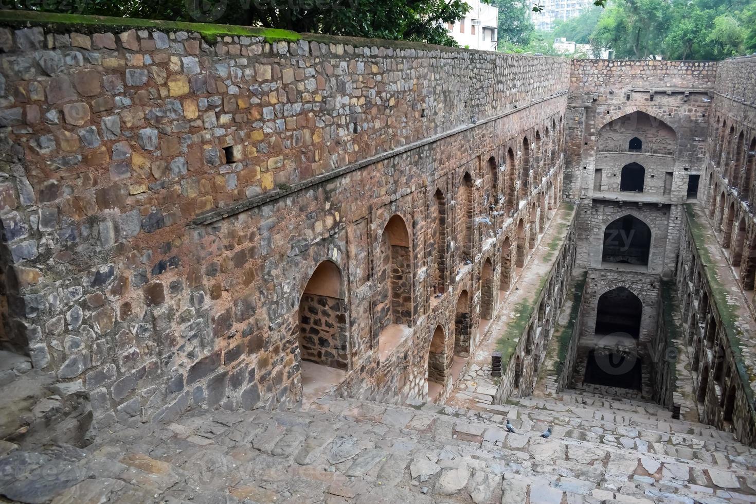 agrasen ki baoli - paso bien situado en medio de connaught colocado nueva delhi india, antigua construcción de arqueología antigua foto