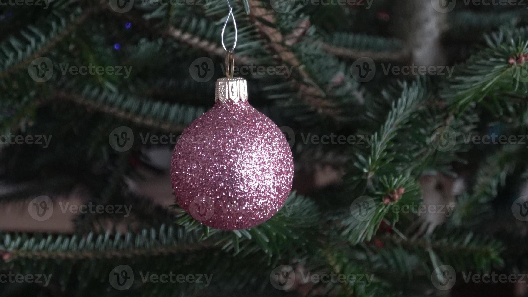 bola de navidad colgando de un árbol de navidad foto