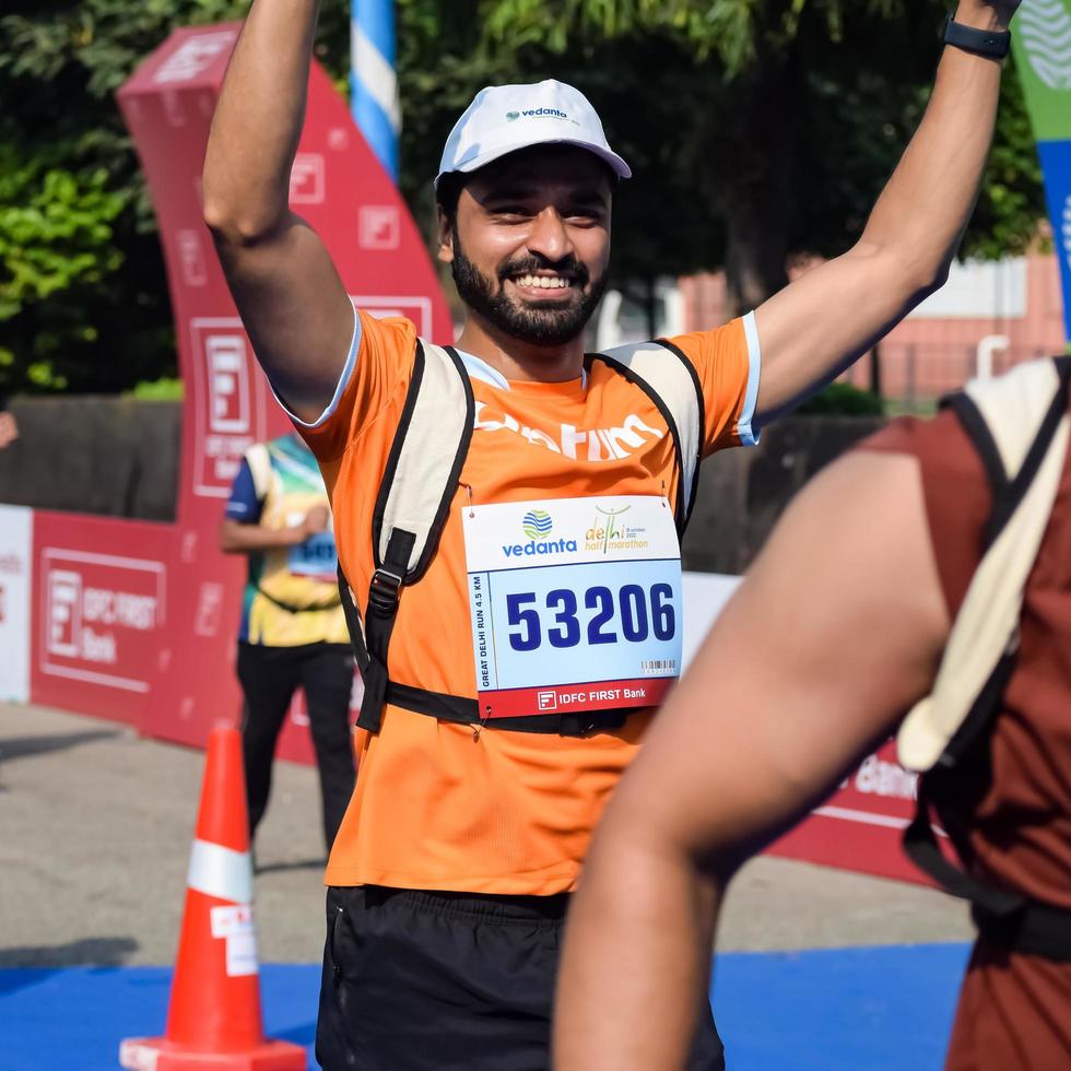 nueva delhi, india - 16 de octubre de 2022 - carrera de media maratón de vedanta delhi después de covid en la que los participantes del maratón están a punto de cruzar la línea de meta, media maratón de delhi 2022 foto