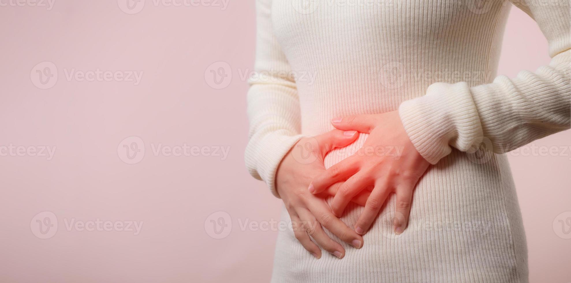 imagen de joven mujer tener menstruación estómago dolor dolor problema. abdominal barriga enfermedad en hembra persona. salud cuidado concepto. foto
