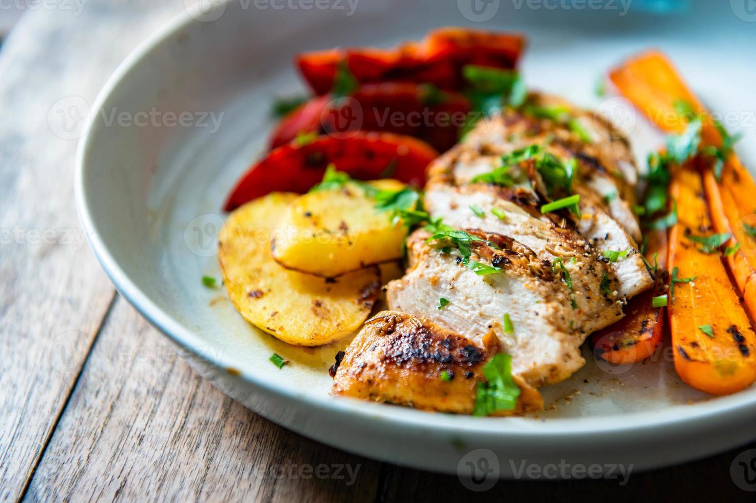 A la parrilla pollo pecho con negro pimienta y verduras, limpiar comida estilo. foto