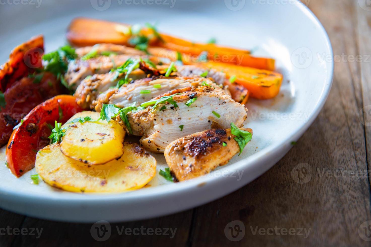 A la parrilla pollo pecho con negro pimienta y verduras, limpiar comida estilo. foto