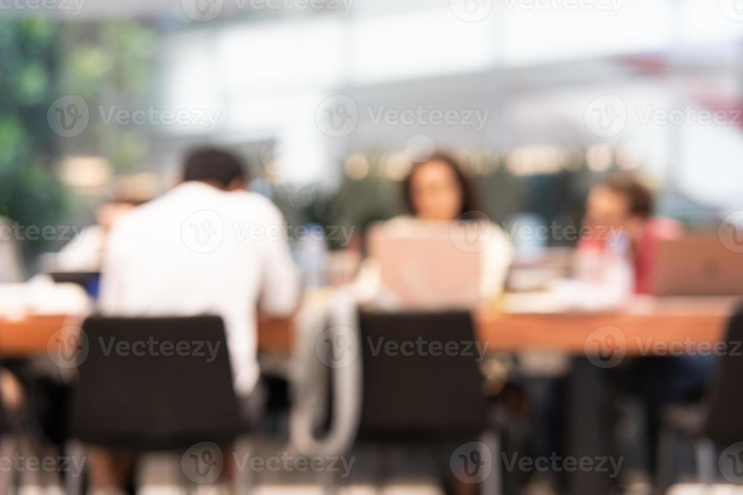 co trabajando espacio borroso antecedentes. difuminar grupo de personas equipo reunión, trabajo en equipo, negocio, educación concepto. grupo de negocio personas laboral. foto