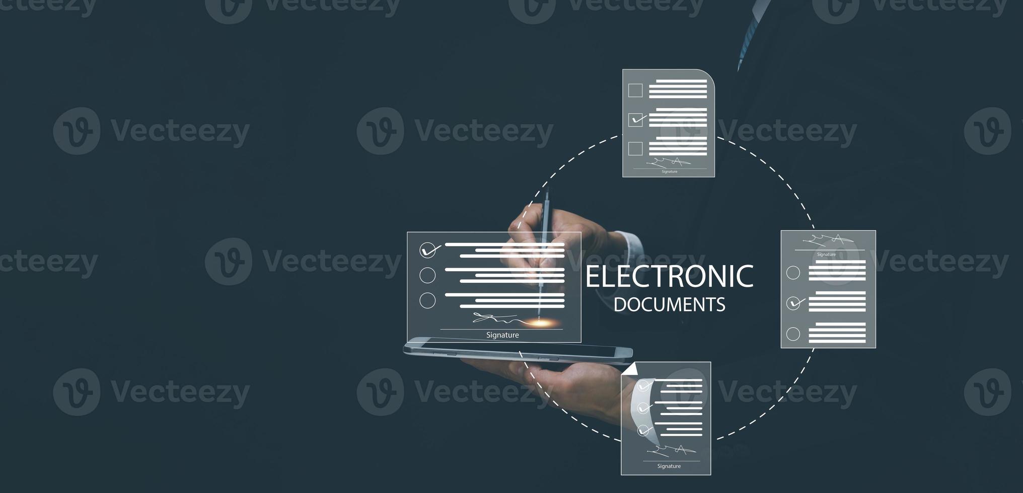 firma de documentos electrónicos en documentos digitales en línea, hombre de negocios con firma electrónica de contrato, firma electrónica, gestión de documentos digitales, oficina sin papel, firma de concepto de contrato comercial, foto