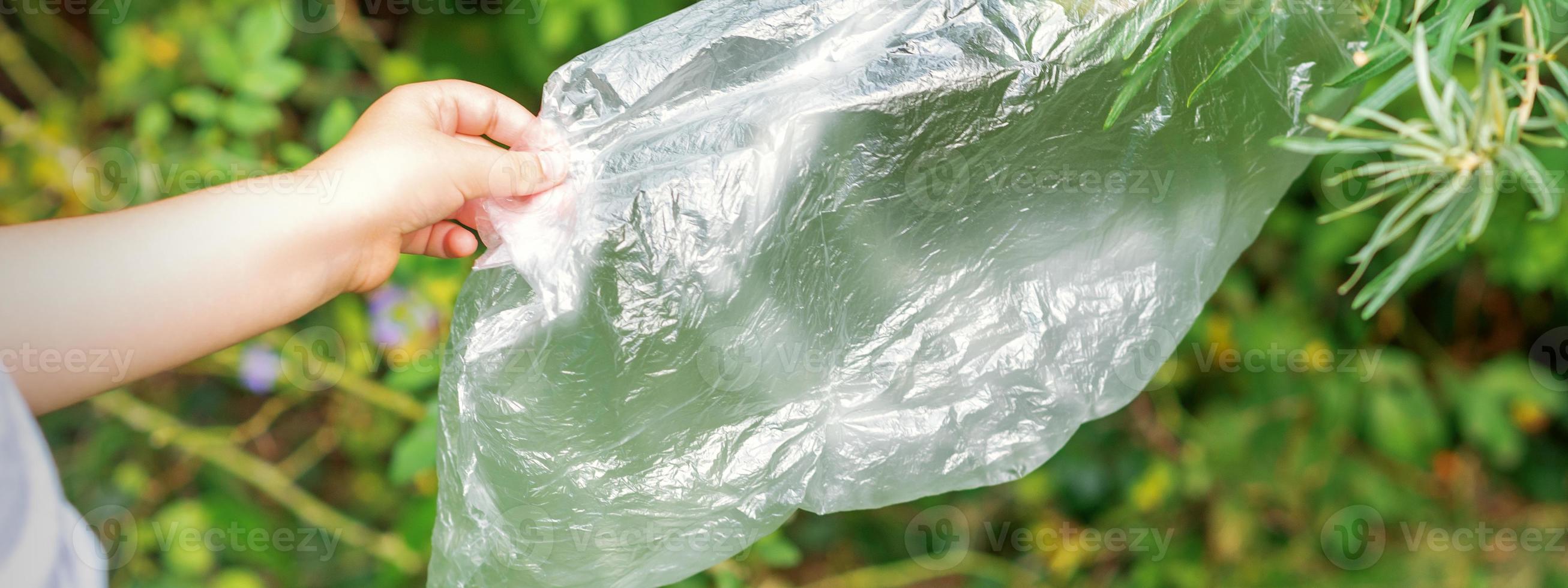 niño mano elimina el plastico bolso foto