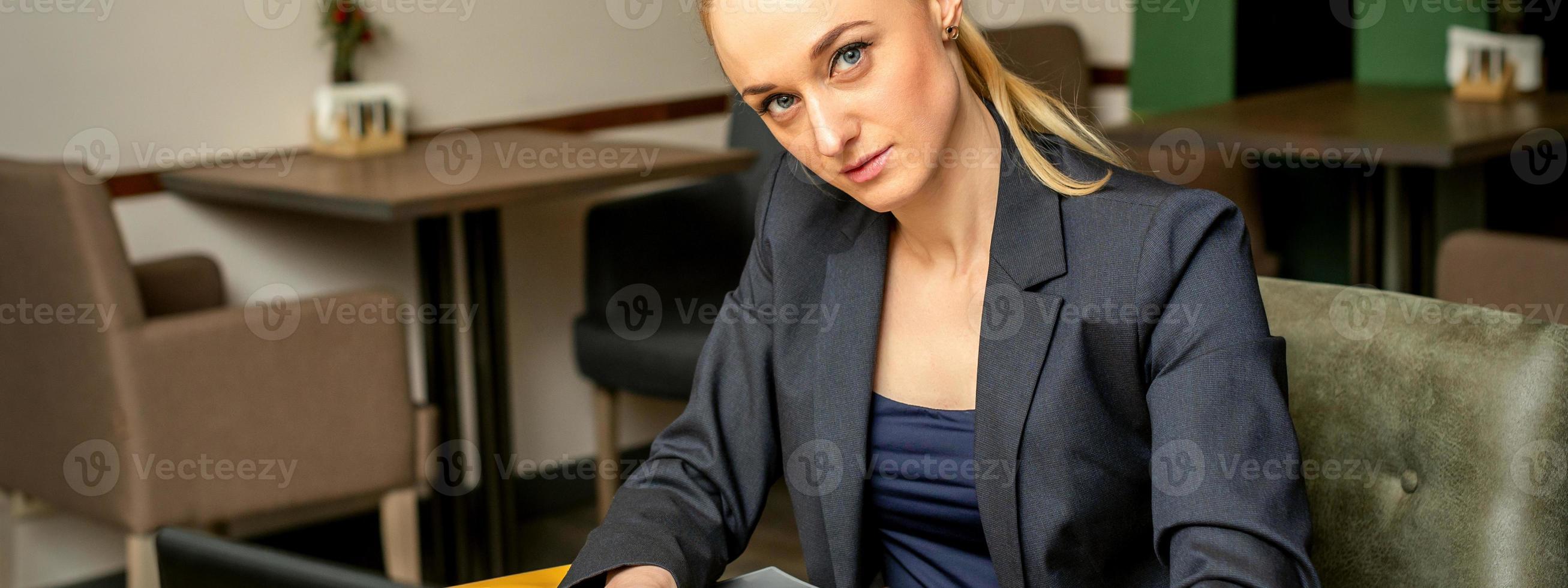 Retrato de una joven empresaria foto