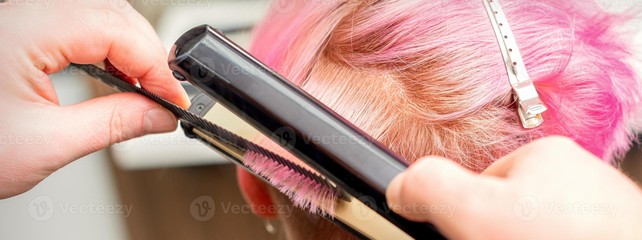 peluquero enderezamiento el corto pelo foto