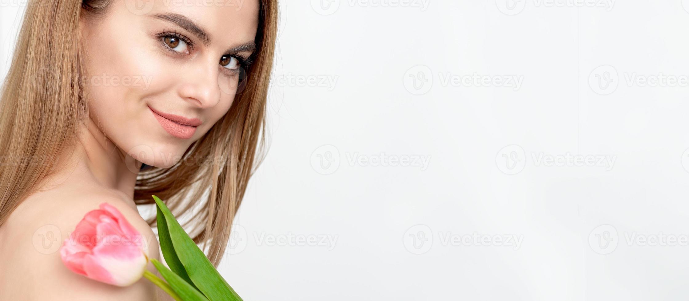 mujer con uno rosado tulipán foto