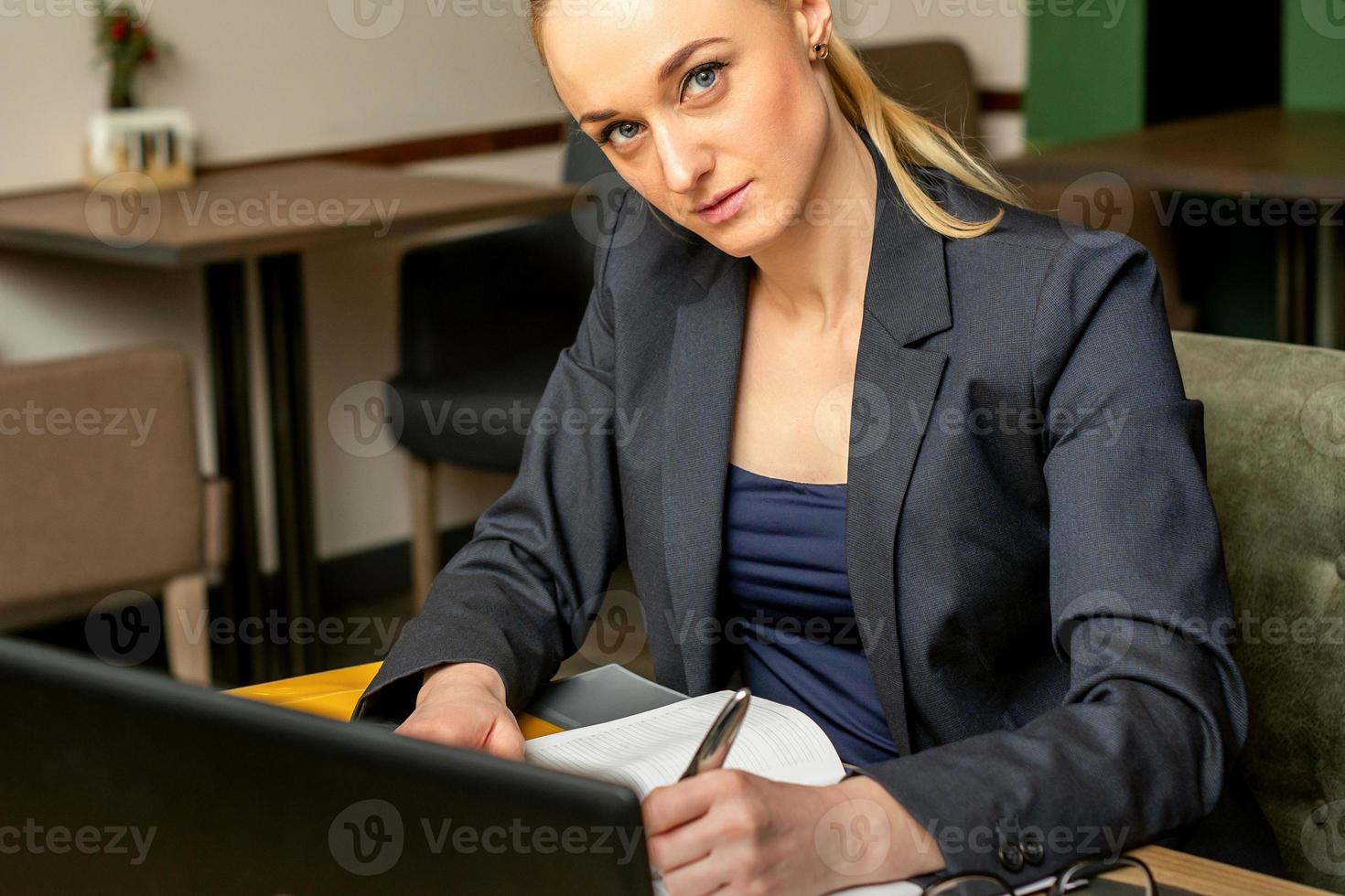 Retrato de una joven empresaria foto