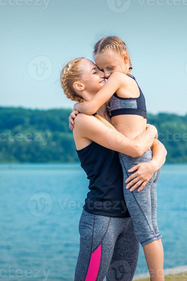 madre abrazando su hija al aire libre foto