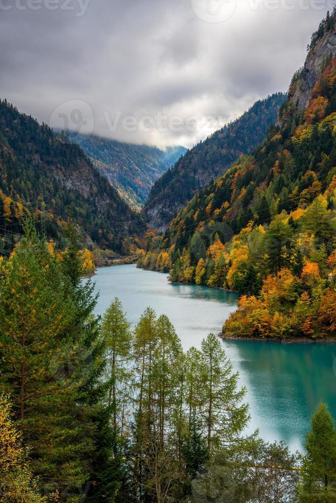 un lago paisaje en otoño con nublado cielo foto