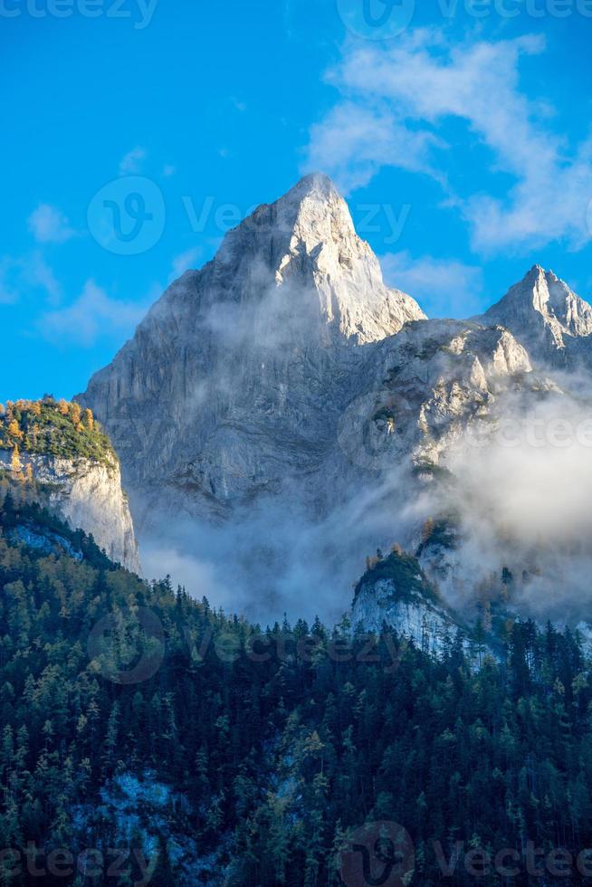 sorprendentes montaña formación debajo azul cielo rodeado por nubes foto