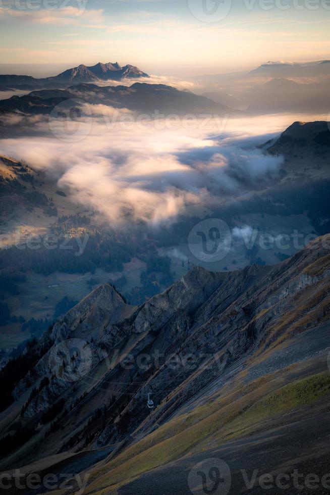 frío azulado montaña paisaje en niebla a amanecer foto