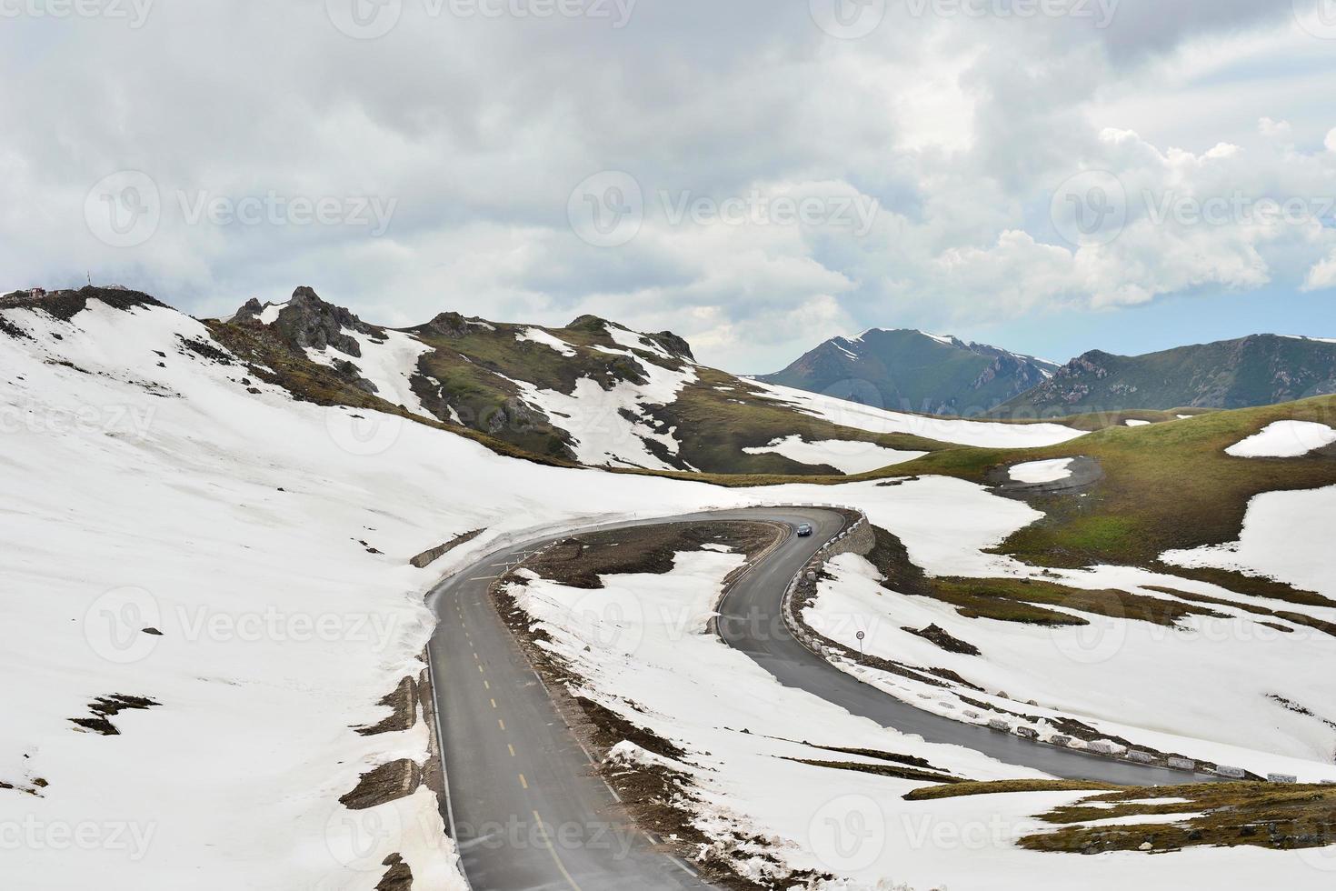 nieve montaña la carretera alrededor marinero lago, Xinjiang foto