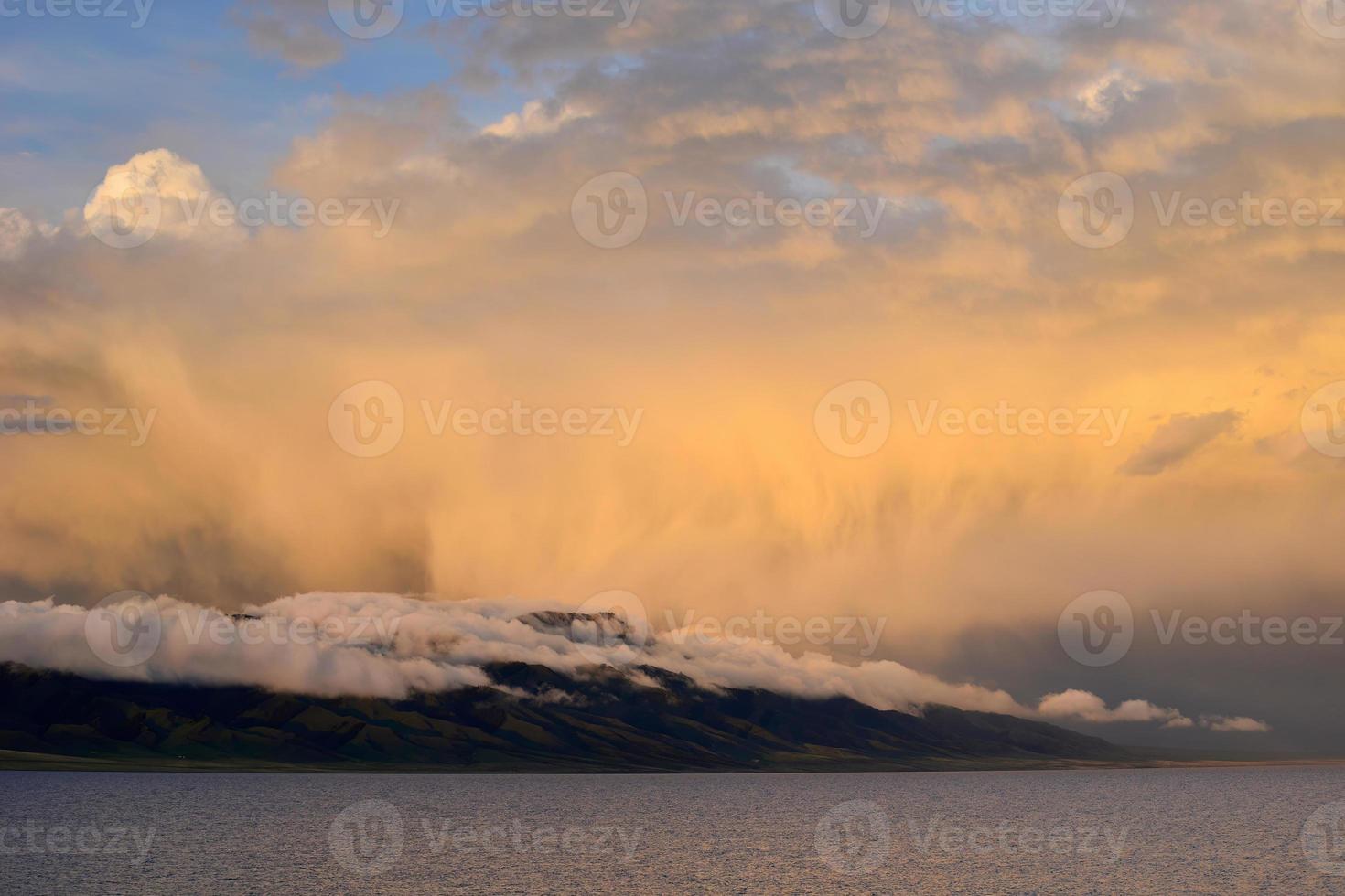 el montañas alrededor marinero lago son brillante debajo el nubes a puesta de sol foto