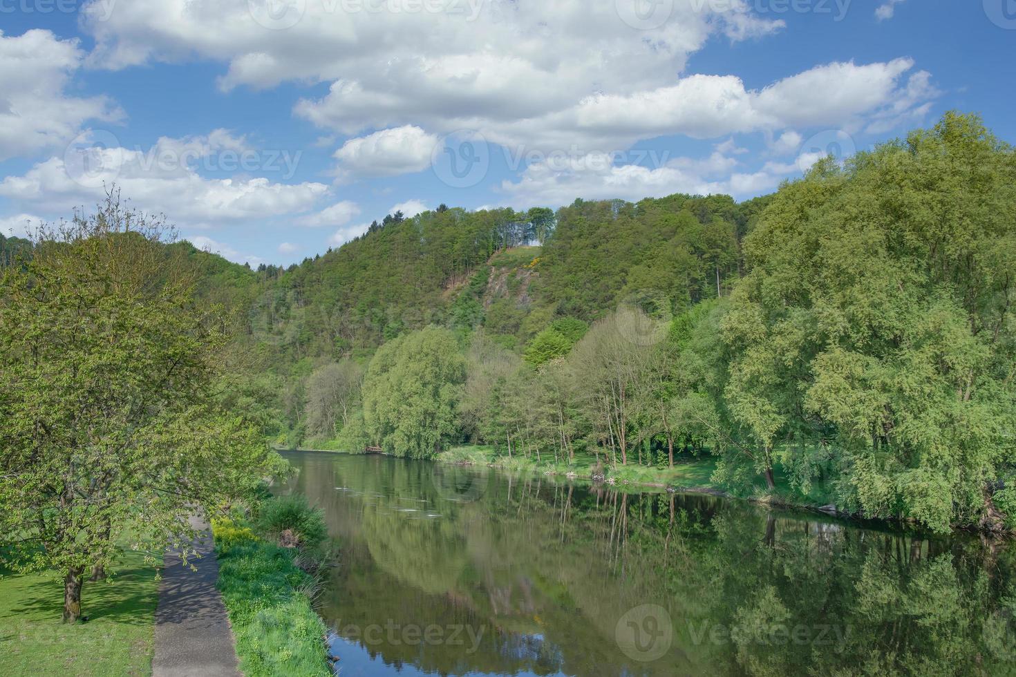 sendero a lo largo río asedio --siegpromenade-- en pueblo de Herchen,rhein-sieg-kreis,alemania foto