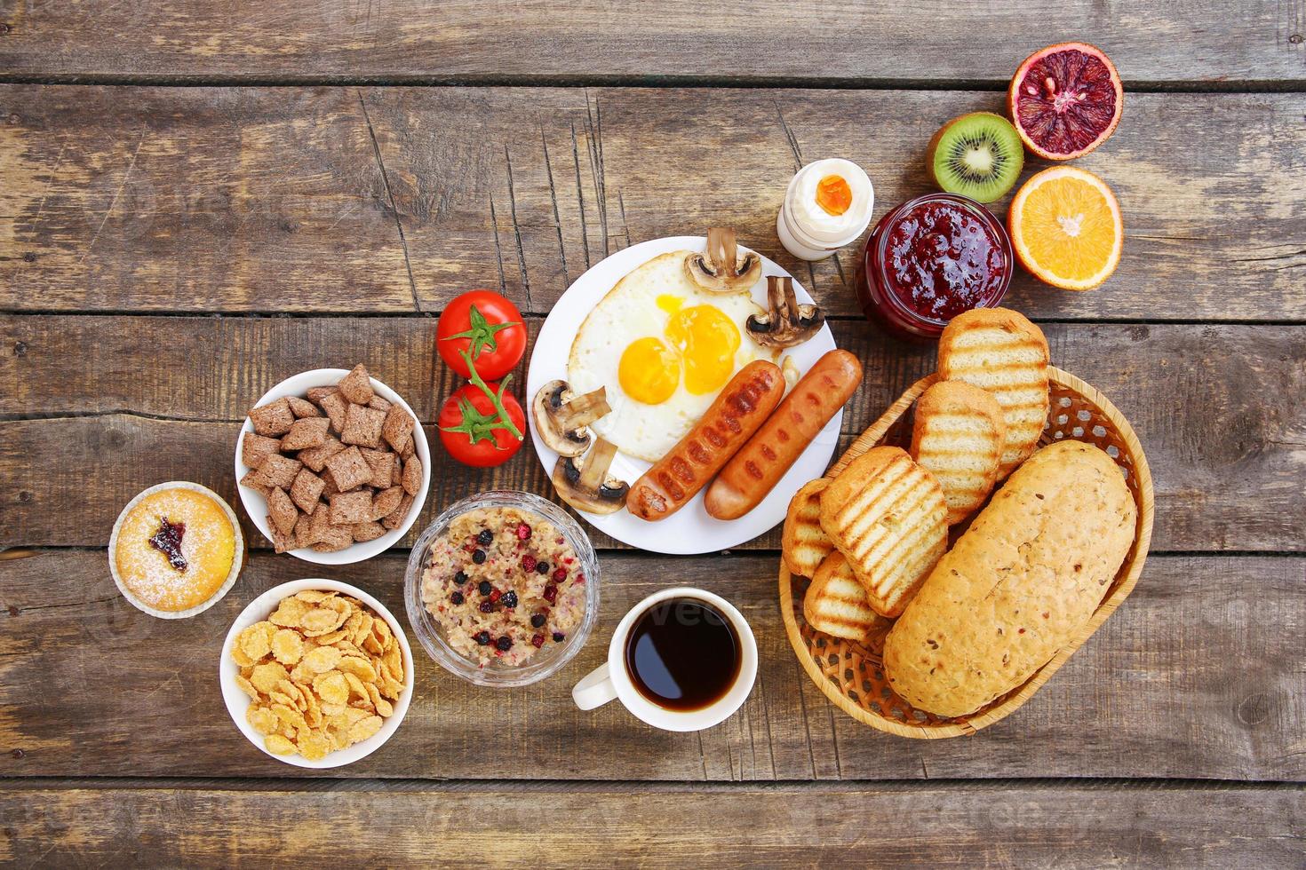 sano comida en antiguo de madera antecedentes. desayuno. parte superior vista. plano poner. foto