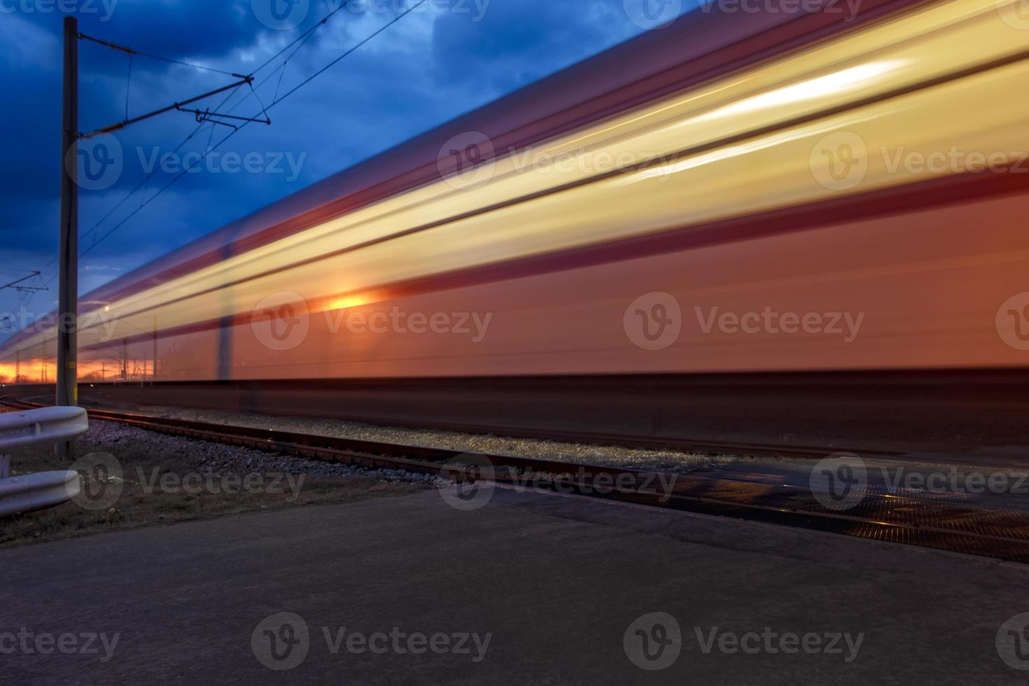 el ligero sendero de el Rápido tren a el noche. foto