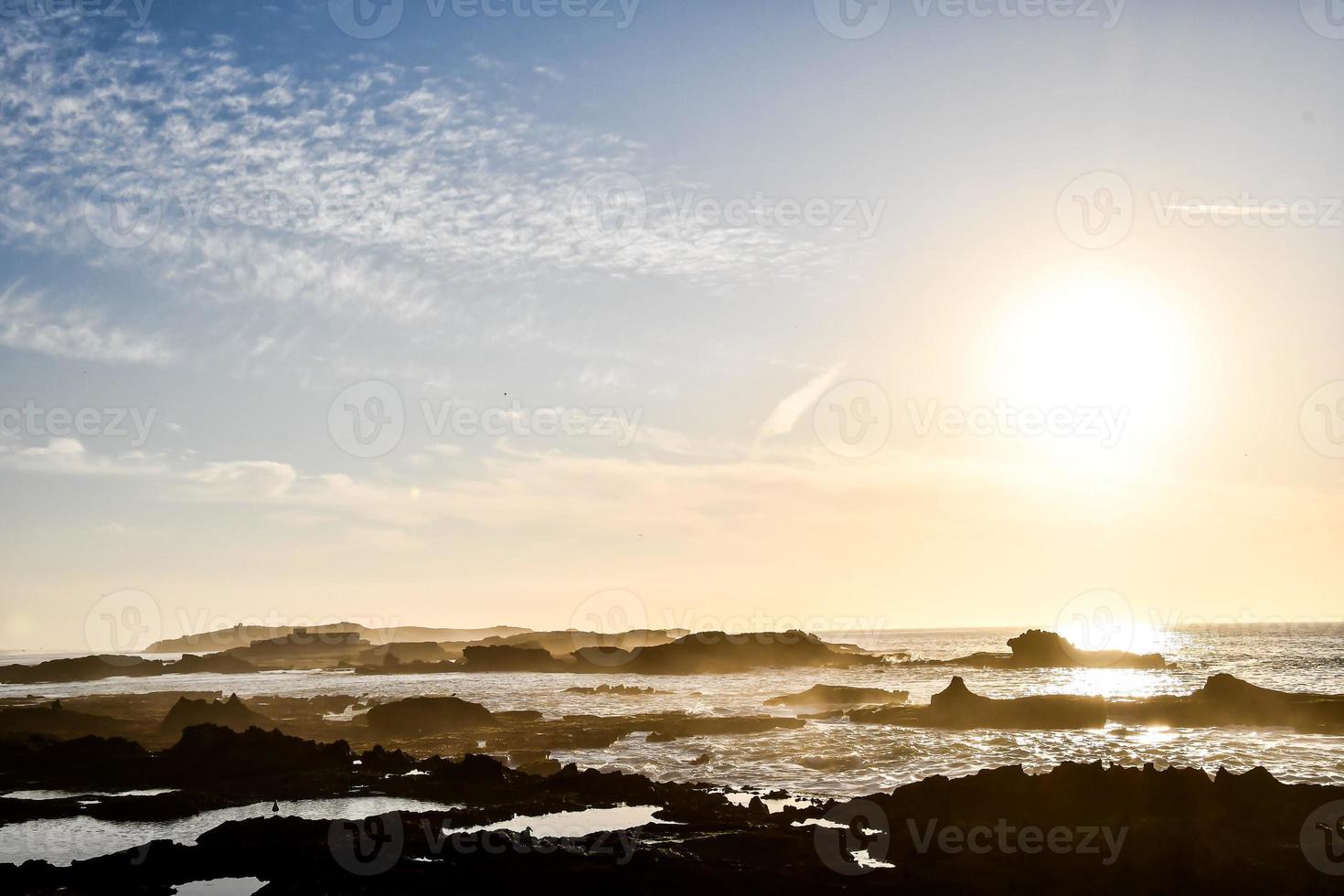 puesta de sol sobre el mar foto