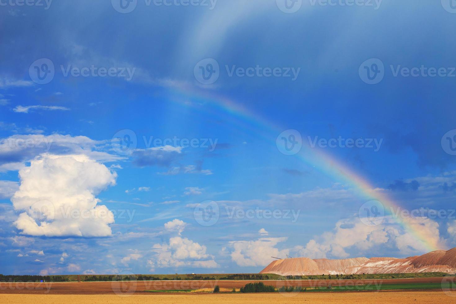 soligorsk montañas. potasa planta. potasa montañas cerca soligorsk ciudad. arco iris en el cielo foto