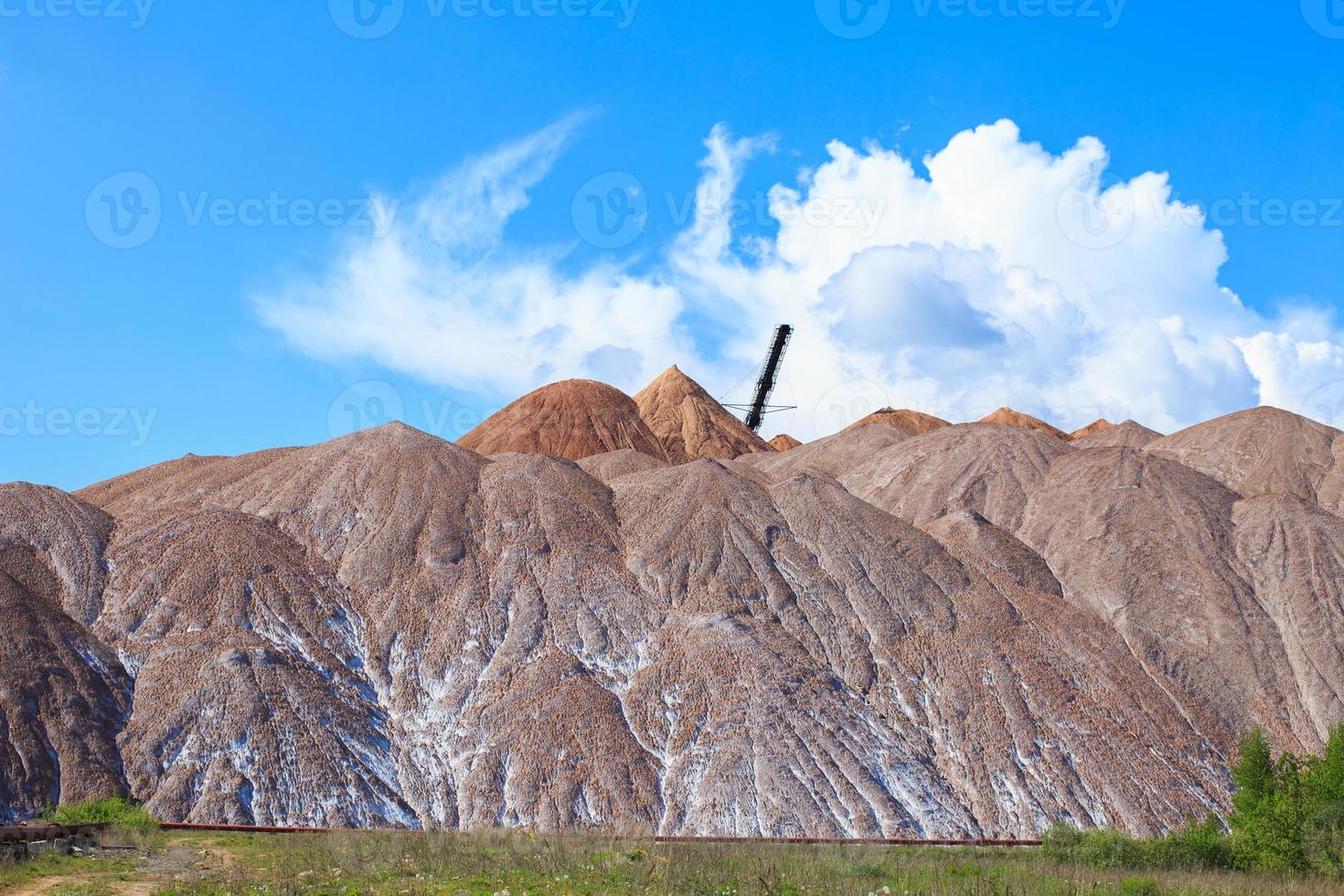 soligorsk montañas. potasa planta. potasa montañas cerca soligorsk ciudad foto