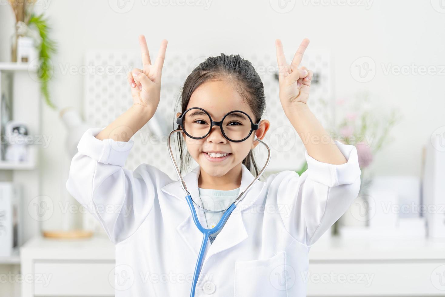 inteligente médico pequeño niña foto