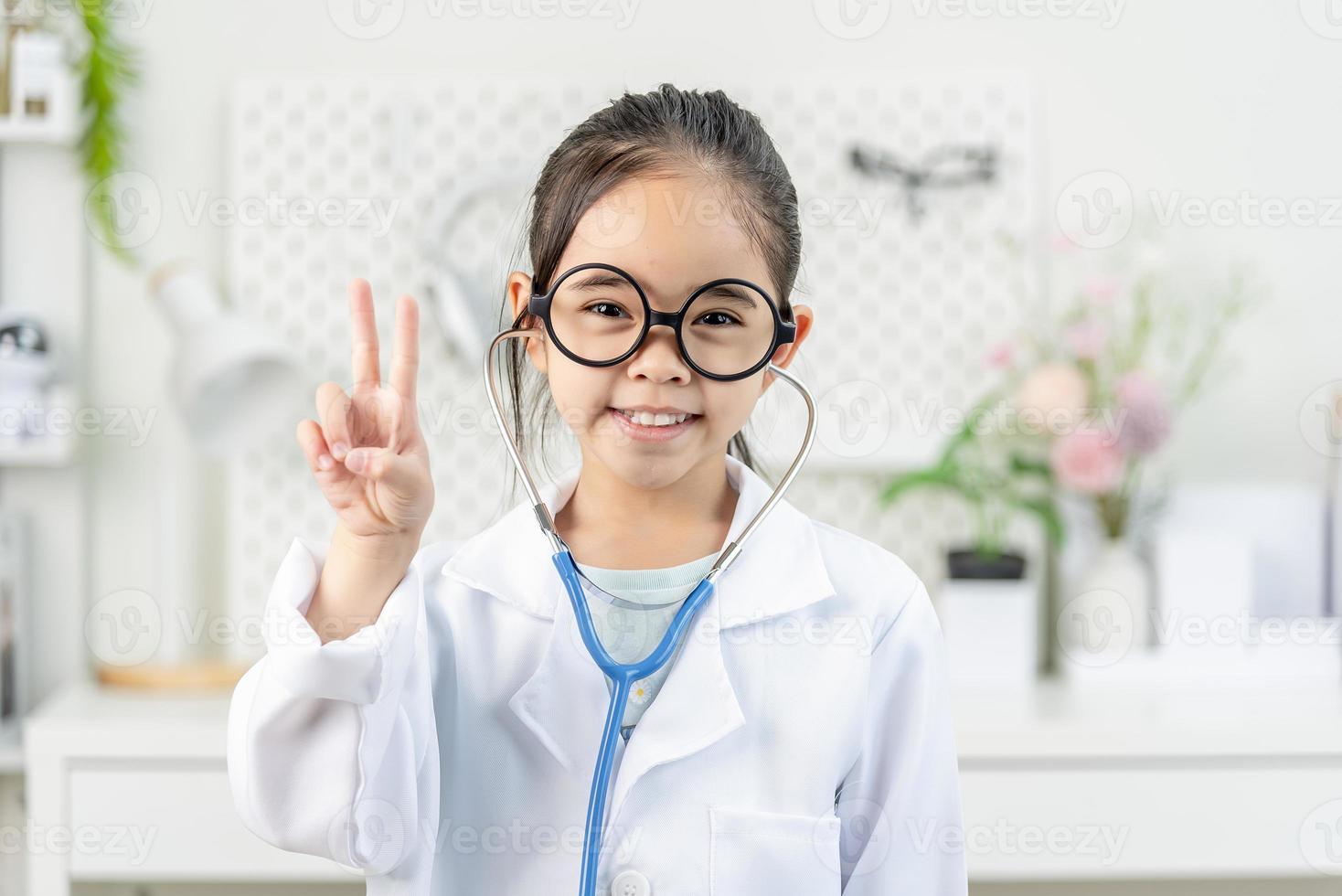 inteligente médico pequeño niña foto