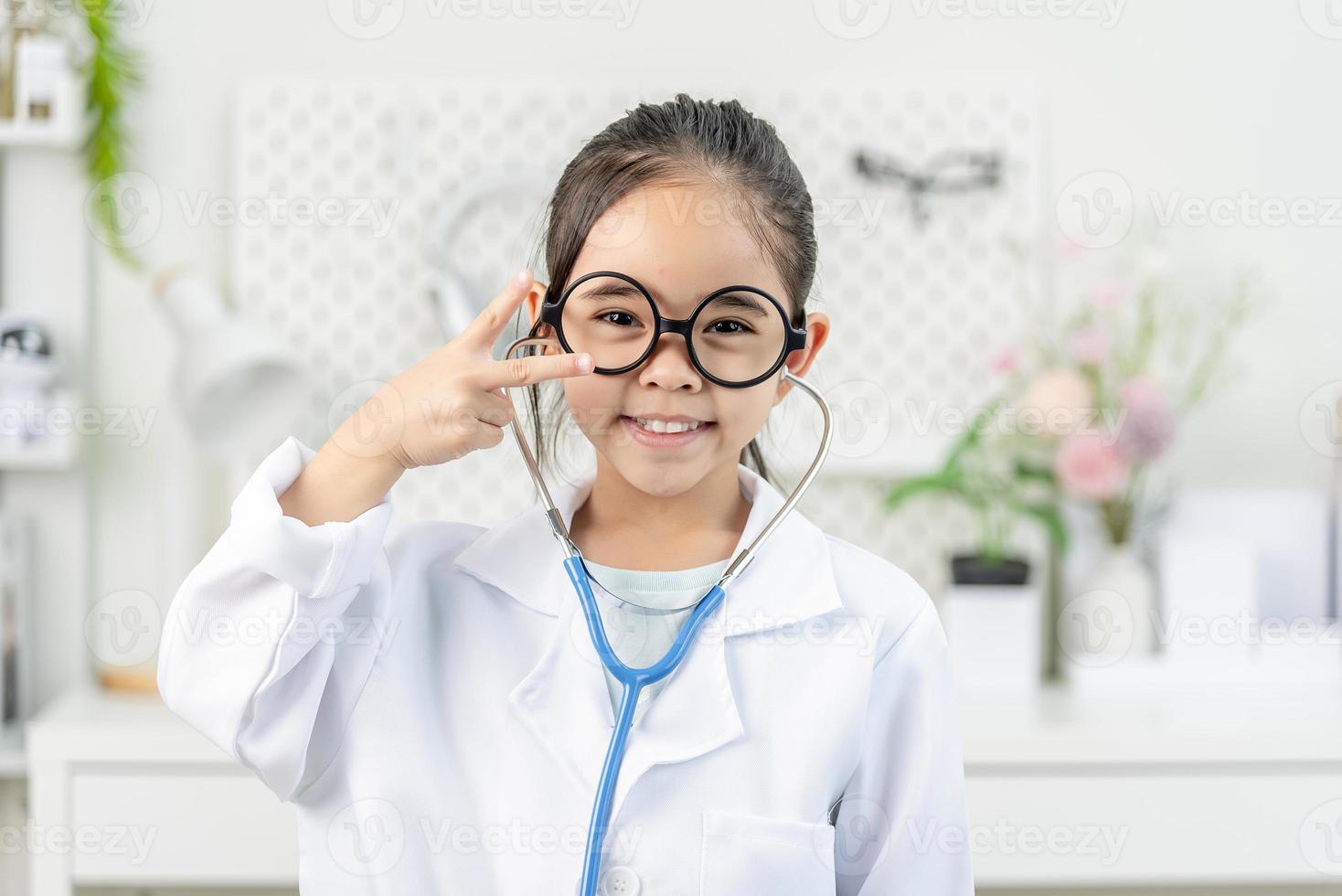 inteligente médico pequeño niña foto