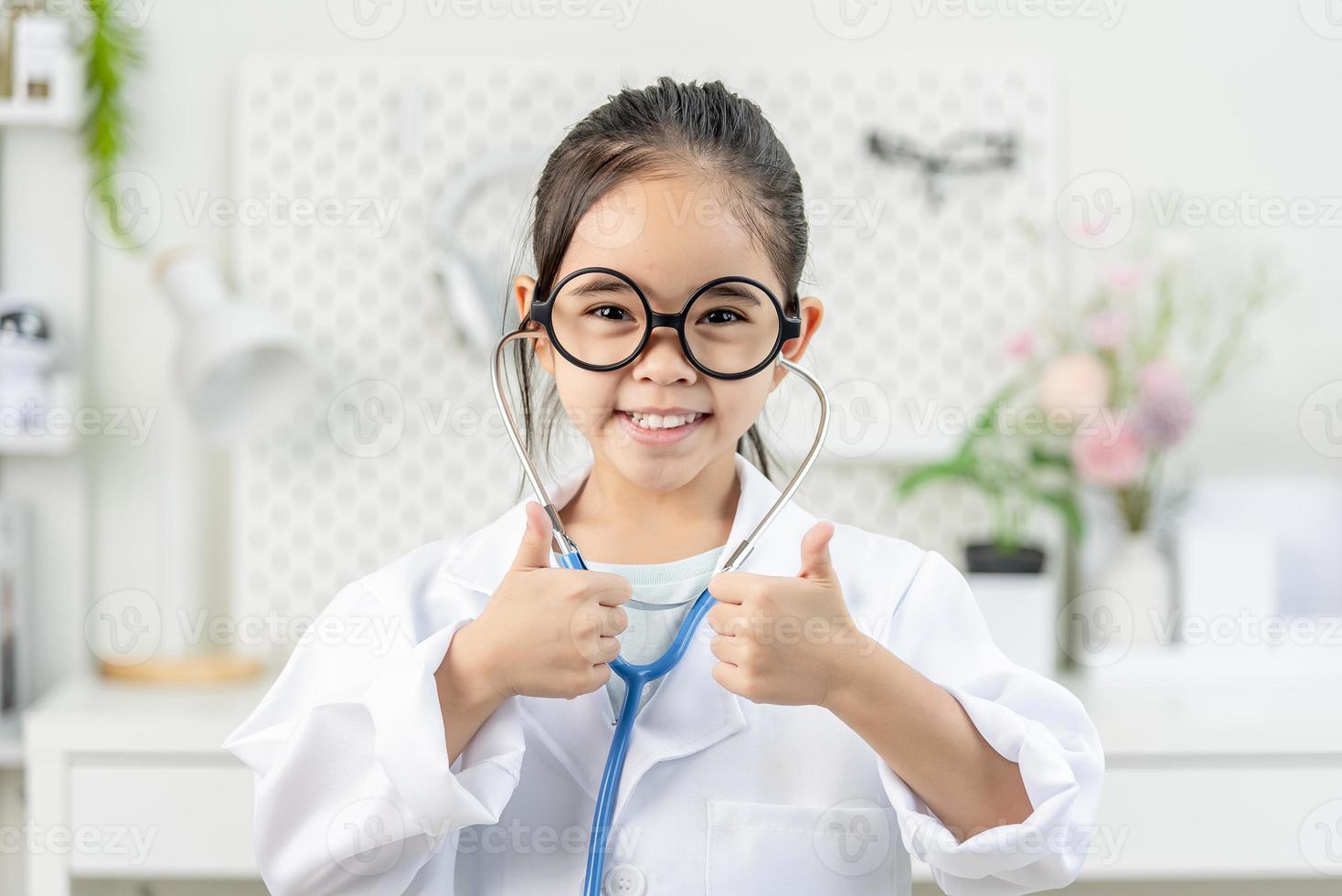 inteligente médico pequeño niña foto